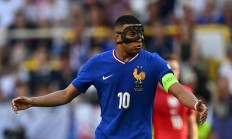 半岛体育网页版登录入口-包含法国著名前锋退役，结束辉煌职业生涯的词条