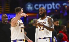 半岛体育地址-湖人大胜公牛，赢得两连胜