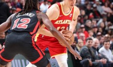 半岛体育投注-老鹰客场惜败活塞，德罗赞砍下30分