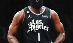 半岛体育活动-快船击败雄鹿，莱昂纳德高效表现！