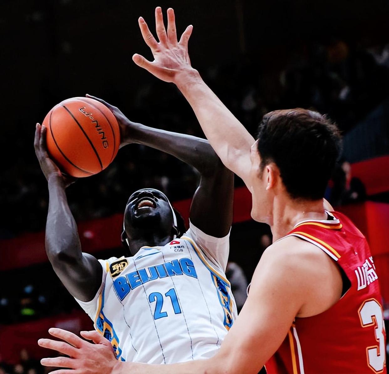 包含双外援助力球队逆转，球迷欢呼雀跃的词条