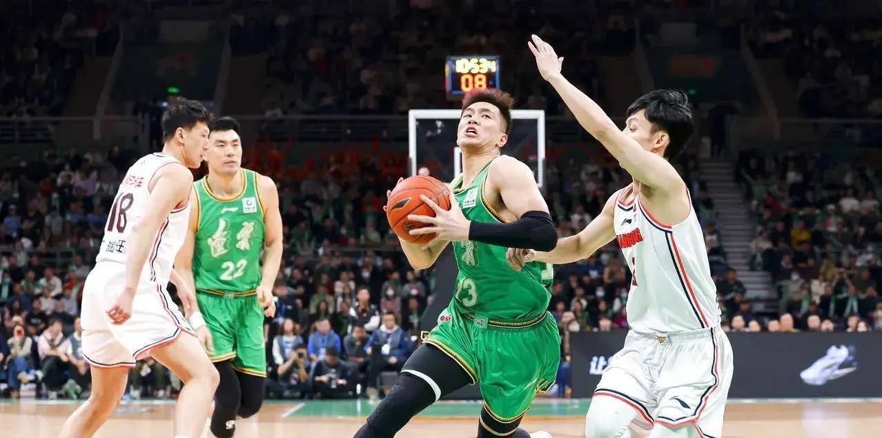 广东男篮以超高分击败辽宁队 广东男篮以超高分击败辽宁队