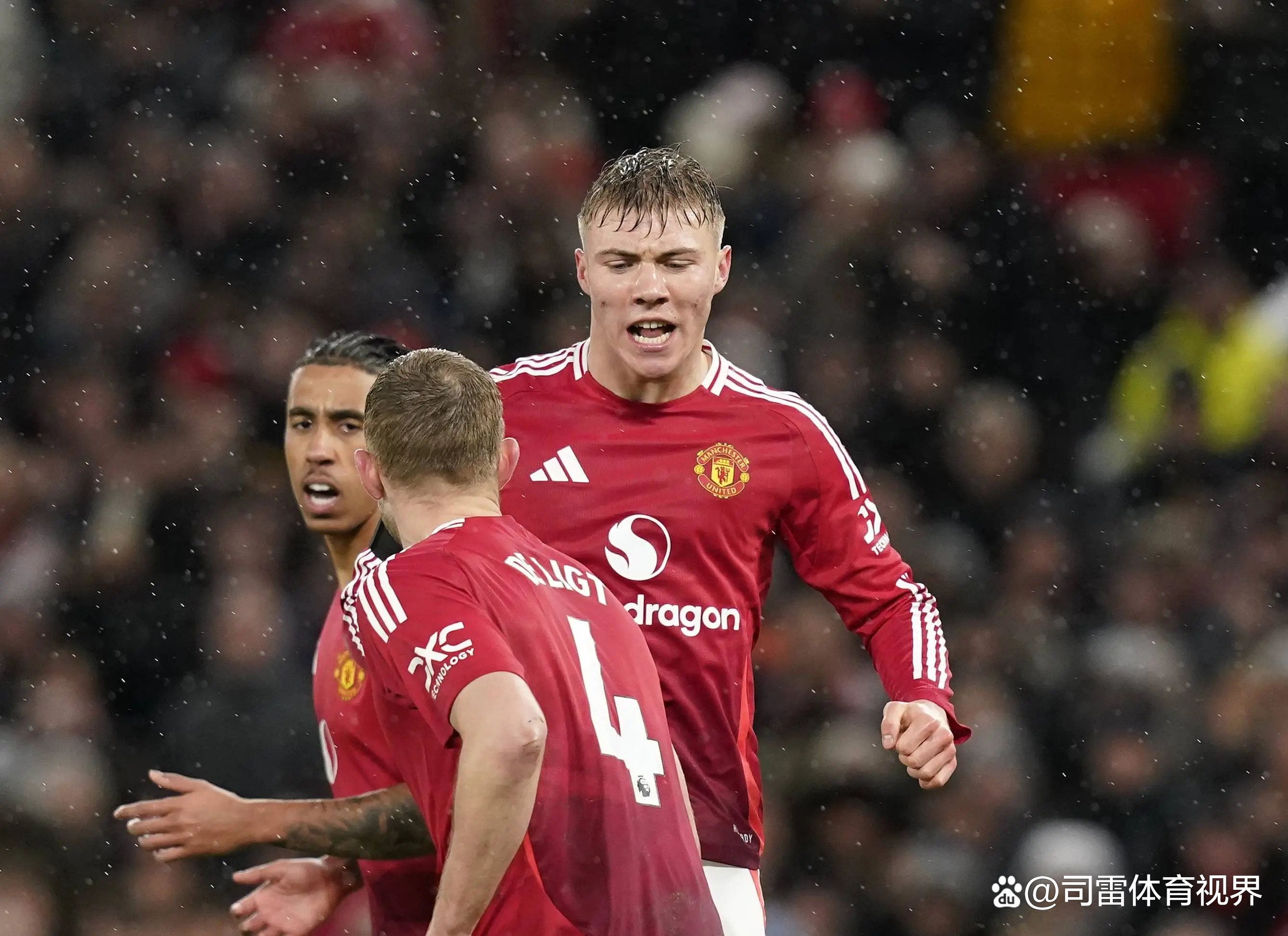 关于曼联遭遇连败，球队危机加重，主帅不满表现的信息