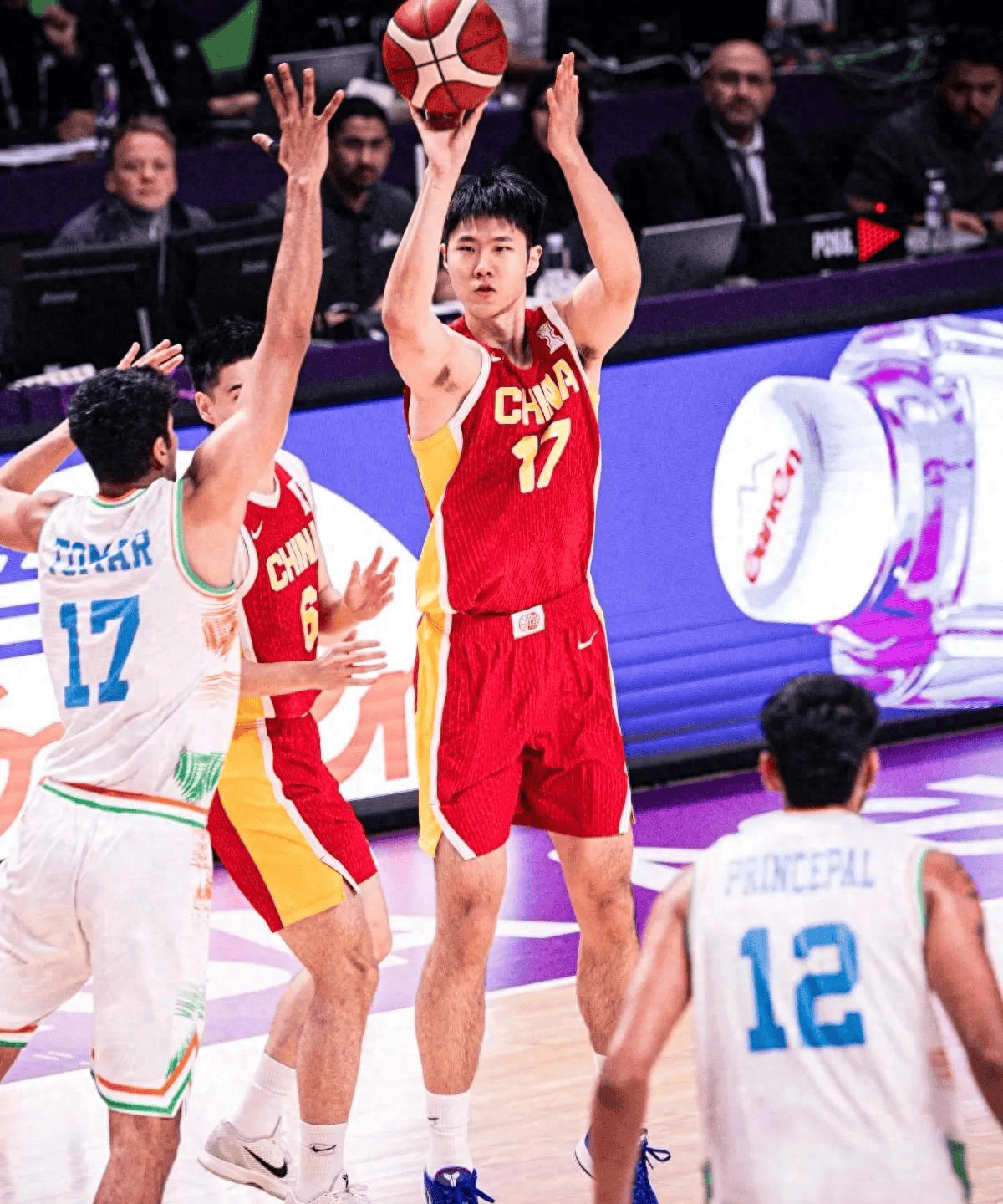 篮球比赛氛围热烈，胜负难预的简单介绍